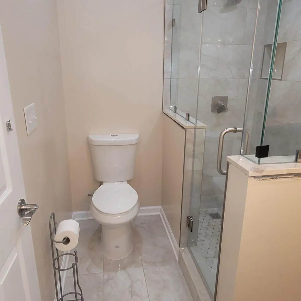 how to tell if toilet is leaking under tile